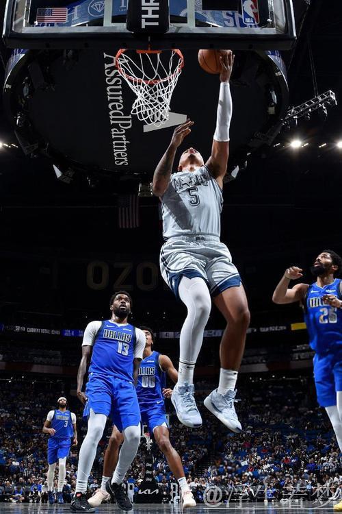 班凯罗35+10表现抢眼,浓眉手感不佳,独行侠客场逆转魔术。 班凯罗35+10表现抢眼,浓眉手感不佳,独行侠客场逆转魔术。